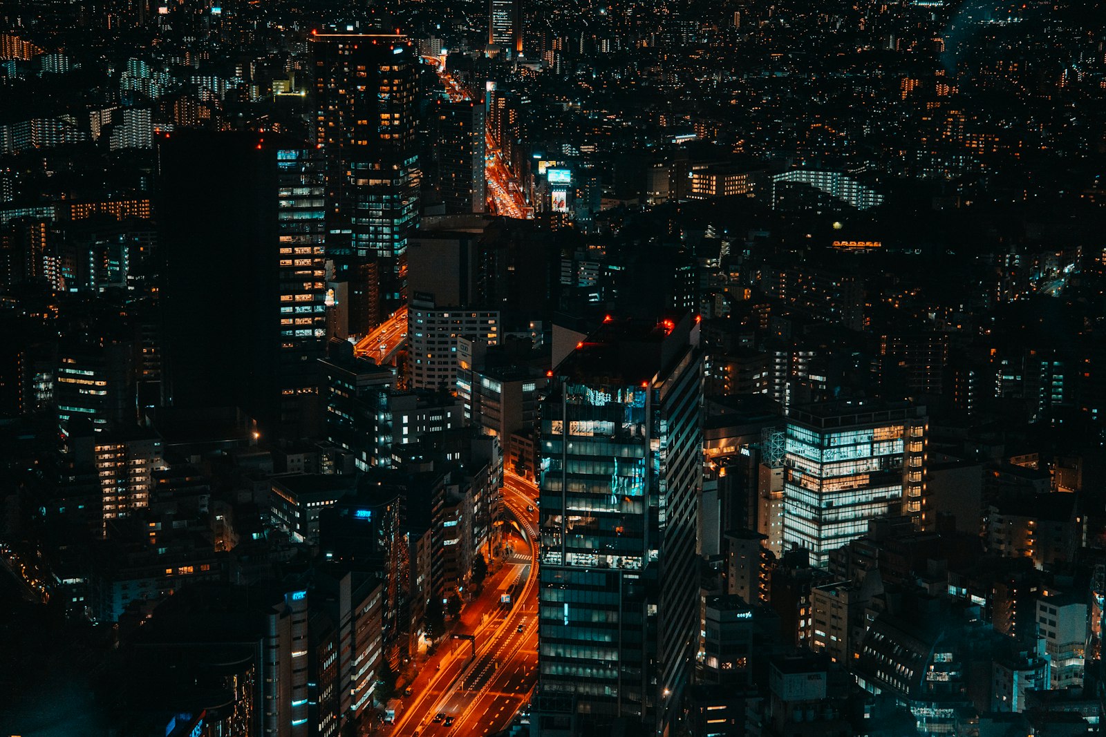 Vista nocturna de una ciudad en Asia