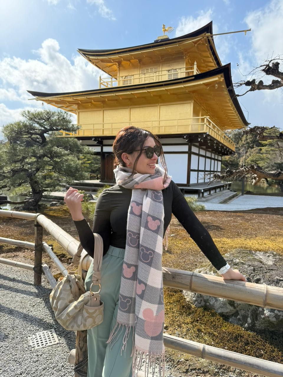 Lizette en el Pabellón Dorado, Kioto, Japón